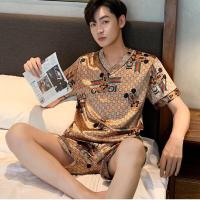 ราคา ชุดนอน ราคาต่ำสุด สไตล์ญี่ปุ่นและเกาหลี ชุดนอนผู้ชาย คอวีหรูหรา รูปแบบตัวอักษรการ์ตูน ผ้าซาติน กางเกง เสื้อ L 3XL (20127765411)