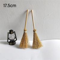 ราคา 5210A 5pcs Bag ฉากฉากฉาก ไม้กวาดมินิ เครื่องมือแม่มด เครื่องประดับสำหรับตกแต่ง อุปกรณ์บ้านตุ๊กตา ของใหม่ ห้องครัวสวน ไม้กวาดฟางแม่มด ฮาโลวีน (21246458509)