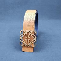 ราคา LOEWE แบบดั้งเดิมใหม่2023แบรนด์สเปนความหมายเข็มขัดสีอ่อนของผู้ชายที่กลวงออกคลาสสิกหรูหรามีลายนูนสองชั้นหัวเข็มขัดเรียบเทรนด์สไตล์ตะวันตก (19794880373)