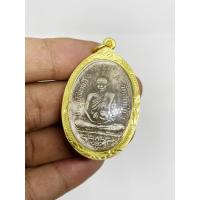 ราคา จี้พระ เหรียญหลวงปู่อี๋ วัดสัตหีบรุ่นแรก 2473 เลี่ยมกรอบทองไมครอน (19553543778)