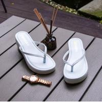 ราคา รองเท้าแตะ ส้นเตารีด รุ่น Cool พื้นสูง 2 นิ้ว มี 4 สี ดำ แทน ขาว ม่วง Z 36 40 รองเท้าผู้หญิง รองเท้าแฟชั่น พร้อมส่ง (16224560971)