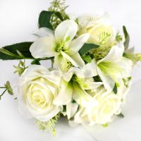 ราคา ช่อดอกโบตั๋นดอกไม้ผ้าไหมดอกโบตั๋นปลอมพร้อมช่อดอกลิลลี่เทียมลิลลี่สำหรับบ้านโต๊ะงานแต่งงานของตกแต่งสำนักงานถือดอกไม้ (21198233223)