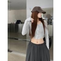 ราคา Cici XS3120 เสื้อครอปแขนยาว ผ้าไหมพรม กระดุมหน้า ดีเทลแขนเสื้อเเต่งขาดรูนิ้วมือ สไตล์Y2K (20859128389)