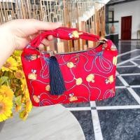 ราคา เนื้อสัมผัสสมบูรณ์แบบอย่างแน่นอน กระเป๋าใส่อุปกรณ์จัดระเบียบพกพากระเป๋าเก็บของกระเป๋าคลัตช์กระเป๋าเครื่องสำอางพิมพ์ลายสีแดงใหม่ของ Estee Lauder (20285964529)