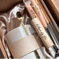 ราคา Couple set MUG CUP 3 แก้วมัค เซตช้อนส้อมตะเกียบ สลักชื่อฟรี ตรงด้ามจับเป็นไม้โอ๊ค ใส่ได้ทั้งร้อนและเย็น ของขวัญสำหรับคนที่คุณรัก (16394579996)