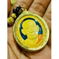ราคา เหรียญพิมพ์รูปไข่ รุ่น มหาเศรษฐี บารมี ๑๐๐ ปี เนื้อชุบทองด้านลงยา ๙๑๗ พร้อมกรอบทองสูตร พร้อมสร้อยสายร่ม หลวงพ่อพัฒน์ วัดห้วยด้วน (18858319824)