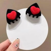 ราคา กิ๊ปติดผมรูปหัวใจกำมะหยี่ขนาดเล็ก2ชิ้นกิ๊บติดผมทรงสามเหลี่ยมสีแดงสำหรับเด็กผู้หญิงน่ารักกิ๊บหนีบผมหูแมวกิ๊บติดผม (21001687623)