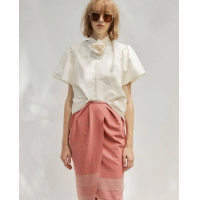ราคา TuTTi ทรูลี่ไทย Autumn silk shirt เสื้อเชิ้ตแขนสั้น ทําจากผ้าไหมไทย ไหมแก้ว พร้อมดีเทลดอกกุหลาบผ้าไหม Thai silk Silk Organza เสื้อเชิ้ตไปงาน Pre order (18715690853)