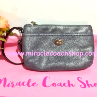 ราคา กระเป๋าคล้องมือ COACH แท้ หนังแท้ หนังเมทัลลิค ใส่โทรศัพท์มือถือได้ มีช่องด้านหน้า ขนาดกลาง Coach 65139 Park Metallic Sheen Leather Medium Wristlet Ultra Navy (17298608349)