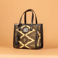 ราคา กระเป๋า Chaksarn รุ่น Small Tote เสื่อกกทอมือผสมหนังวัวแท้ กระเป๋าถือ สะพายข้างทรงโททสี่เหลี่ยมขนาดเล็ก (21006535245)