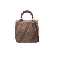 ราคา SUVIMOL Baby Square F Proudly Thai Collection Beige กระเป๋าถือทรงเหลี่ยมตัดเย็บด้วยหนังงูและผ้ามัดหมี่สีกะปิ จากศูนย์ศิลปชีพในสมเด็จพระนางเจ้าสิริกิติ์พระบรมราชินีนาถ (14588146196)