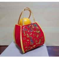ราคา ถุงใส่ส้มผ้ากำมะหยี่ ลายมงคลจีน ถุงใส่ส้มสีแดง ทรงกระเป๋าถือ สี่เหลี่ยม เชือกสีทอง สีมงคลจีนพร้อมลายมงคลจีน กระเป๋าสีแดงใส่ส้ม (21309452668)