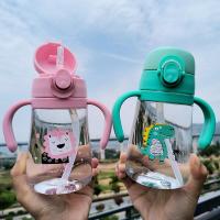 ราคา พร้อมส่ง ขวดน้ำ แก้วน้ำหัดดื่ม กระติกน้ำหลอดดูด พับเก็บได้ พร้อมหูจับ สายสะพาย ปิดฝาคว่ำไม่หก ตกไม่แตก ลายการ์ตูน มี 2 แบบ (19226593805)