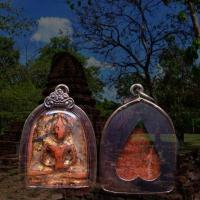 ราคา จี้พระ พระเครื่อง พระซุ้มกอพิมพ์ใหญ่ กรุวัดทุ่งเศรษฐี มีกูใว้ไม่จน เนื้อผงเก่า เลี่ยมกรอบเงินเก่าขนาด2 5 4 0ซม (17443127164)