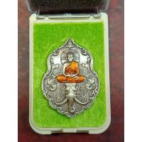 ราคา หลวงพ่อพัฒน์ วัดห้วยด้วน รุ่น พยัคฆ์หมาเศรษฐี เนื้อเงินซาติน ลงยาจีวร โค๊ต 340 (18204876342)