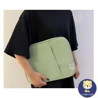 ราคา กระเป๋าใส่ไอแพด หลายช่อง กระเป๋าใส่โน๊ตบุ๊คสีเรียบ มินิมอล วัสดุกันน้ำ สดใส มีช่องเยอะ ใส่ไอแพด 11นิ้ว แม็คบุ๊ค13นิ้ว (19771280020)