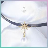 ราคา petite by PRAKYRE Estrella with Pearl Pendant Choker Necklace สร้อยคอรูปประกายดาวประดับมุข (20801105880)