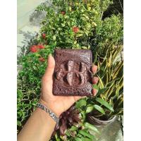 ราคา กระเป๋าสตางค์หนังจระเข้แท้100 รุ่นโหนก ทำจากหนังจระเข้ช่วงโหนกหัว สีน้ำตาลเข้ม หนังเต็มแผ่น ถักขอบละเอียด แน่นๆ เส้นถี่ๆ สวยงาม งาน HANDMADE ในสีน้ำตาลเข้ม งานถักขอบสวยทนทานสุดๆ ซับกลางหนังวัว ช่องบัต