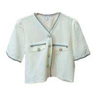 ราคา เสื้อแฟชั่นผ้าปั๊มนูน กระดุมหน้า แต่งกระเป๋าคู่ สีขาวครีม (19706423722)