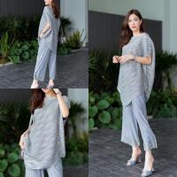 ราคา ตัวเสื้อเป็นทรงยาวแพทเทิร์นไหล่เบี่ยง เฉลียงด้านข้าง ดีไซด์เกร๋ด้วย แขนเบี่ยงข้างเดียวเก๋ๆ งานผ้าพิมพ์ลายสีทอง สวยมว้ากกกสวยเริ่ดไปอีกกก รุ่นนี้ อัดพลีท 100 แบบงาน Brand เลยนะค้าาาา กางเกงเป็นทางขาบาน