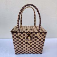 ราคา ตระกร้าสาน เส้นพลาสติกสาน กล่องอเนกประสงค์มีฝาปิด รุ้งจ๋า OTOP ขนาด กว้าง 16 ยาว 22 สูง16 CM (21316409880)