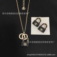 ราคา คู่สไตล์ชาแนล C สร้อยคอกระเป๋ารูปสี่เหลี่ยมขนมเปียกปูน น้ำหอมคุณยายสีดำและสีขาวสีชมพูสามสีกระเป๋าหนังทอสร้อยคอชุดต่างหู (20850200104)