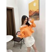 ราคา lili off shoulder เสื้อปาดไหล่ลายฉลุ เสื้อสีส้ม dressylismm (20925979192)