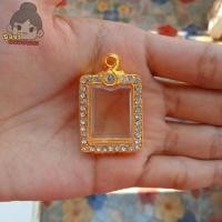 ราคา กรอบพระสมเด็จ กรอบพระชุบทองล้อมเพชร ใส่สมเด็จเล็กขอบบาง กว้าง1 8 สูง2 5ซม ขนาดจอกระจก (21230681397)