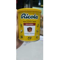 ราคา ลิกโคล่า Ricola ลูกอมสมุนไพร กระป๋องใหญ่ หนัก 250 กรัม ชุ่มคอ แก้กระหายน้ำ แก้ไอ เจ็บคอ มีติดไว้ช่วยได้ค่ (18543356631)