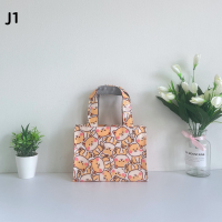 ราคา กระเป๋าผ้าเคลือบกันน้ำ รุ่น J ใช้ถือ ไปพักเที่ยง ใส่มือถือ กระเป๋าเงินใบสั้น ลายน่ารัก ใบเล็กกะทัดรัด (21036861057)