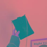 ราคา กระเป๋าผู้หญิงใบเล็กมินิดูแพงกระเป๋าทรงสี่เหลี่ยมใบเล็กสะพายข้างสไตล์เกาหลีแฟชั่นแบบใหม่ปี2023กระเป๋าใส่โทรศัพท์มือถือสายโซ่ประดับเพชรแวววาวแมทช์ลุคง่าย (19875267883)