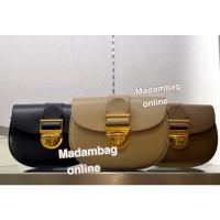 ราคา Charles Keith Amelia Metallic Push Lock Crossbody Bag กระเป๋าสะพายข้าง (16327461135)