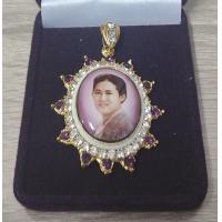 ราคา เข็มที่ระลึก เข็มกลัด ล็อกเก็ต ล้อมเพชร สมเด็จพระเทพ ฯ พร้อมกล่อง (19464480465)