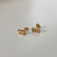ราคา imean store Chess pin earring ต่างหูงานไทเทเนี่ยมสีทองประดับเพชร (17384346254)