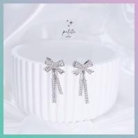 ราคา petite by PRAKYRE Long Petite Ribbon Diamond Dangle Earrings ต่างหูระย้าโบว์ประดับเพชร สวยงาม อลังการ สไตล์ตัวแม่ (20815509329)