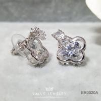 ราคา ต่างหู แบบแป้น ฝังคริสตัลเพชรกลม Round Brilliant Shape ลายดอกไม้ Flower ก้านเงินแท้ เสริมคริสตัลเพชรBaguette ER0020 ValueJewelry (113134225)