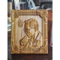ราคา ไม้สักแกะสลัก ภาพรัชกาลที่ 9 ขนาด 20 x 24 cm พร้อมขาตั้งพลาสติก (18951704185)