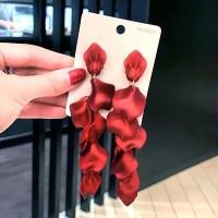 ราคา ต่างหูรูปกลีบกุหลาบสไตล์โบฮีเมียนต่างหูรูปดอกไม้สีแดงสีเหลืองสีน้ำเงินต่างหูพู่ยาวเครื่องประดับสำหรับงานแต่งงานงานปาร์ตี้ (21171095057)