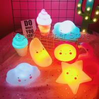 ราคา โคมไฟ LED น่ารักสไตล์เกาหลีสำหรับตกแต่งห้อง โคมไฟรูปการ์ตูน โคมไฟตกแต่งห้อง โคมไฟตั๊งโต๊ะ ไฟประดับ ของแต่งห้อง ไฟกลางคืน (11347712651)