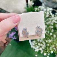 ราคา Titapa jewelry ต่างหูเพชรดอกพิกุล2ดอก ขาโอเมก้า แบบสวยหวานมาก น้ำเพชรสวยมากเพชรขาววิ้งๆน้ำ100คัดทุกเม็ดเหลี่ยมH Aน้ำลึกสวยเล่นไฟระยิบระยับงานปราณีตละเอียดตัวเรือนมีน้ำหนักแข็งแรงใส่ได้ทุกวันทุกโอกาสเร