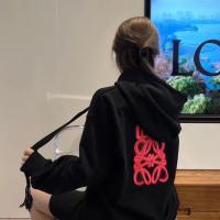 ราคา เสื้อสเวตเชิ้ตสีชมพูเรืองแสงแขนยาวสำหรับทั้งหญิงและชายของ Luo Yiwei มีฮู้ดเสื้อสเวตเชิ้ตสีชมพูเรืองแสงมีโลโก้ปักสีชมพูด้านหลังสำหรับฤดูใบไม้ผลิและฤดูใบไม้ร่วง (20741873942)