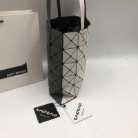 ราคา 100 Bao Issey Miyake LUCENT กระเป๋ากระเป๋าสี W กระเป๋า6X6กระเป๋าถือทรงเรขาคณิตกระเป๋าถือแฟชั่นสองสีกระเป๋าสะพายไหล่กระเป๋าของผู้หญิงที่มีสีแตกต่างกันที่ด้านหน้าและด้านหลังเพื่อดึงชั้นทางธรณีวิทยา (199