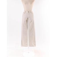 ราคา guess กางเกงยีนส์ขายาว กระดุมซิปหน้า มีรอยเปื้อนจุดเล็กด้านหลัง Preloved (20615499260)