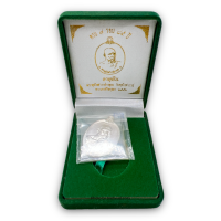 ราคา เหรียญอายุยืนครบ ๗ รอบ เนื้อเงิน หลวงพ่อหวล วัดพุทไธศวรรย์วรคุณ กล่องเดิมซีลเดิม (19579100419)