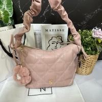 ราคา กระเป๋าสะพายข้าง LYN HOBO แถมที่ห้อยดอกไม้ หนังนึ่มนิ่มมาก (20956997976)