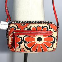 ราคา กระเป๋าสะพาย COACH แท้ ผ้าลายดอกไม้ สายหนังแก้ว มีตำหนิที่หนังแก้ว ลดราคาขาดทุน Clearance COACH 25121 POPPY FLORAL SCARF PRINT FLIGHT BAG Clearance (21191041130)