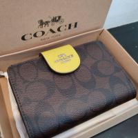 ราคา กระเป๋าสตางค์โค้ชแท้ใบสั้น เอ้าเลท 5 นิ้ว หนังแท้ลายซีสีน้ำตาลเข้ม ฝาสีเขียวนีออน ด้านในหลากสี (20720623357)