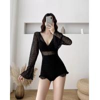 ราคา ชุดว่ายน้ำผู้หญิง ชุดว่ายน้ำวันพีช ผ้าตาข่ายลูกไม้ แขนกระดิ่ง เว้าหลัง เข้ารูปสีดำ (21001090840)