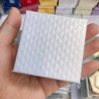 ราคา กล่อง กล่องใส่กำไล เครื่องประดับ สร้อยคอ สร้อยข้อมือ กล่องสี่เหลี่ยมรูปแบบเพชร ที่รองด้านในกำมะหยี่ (20850842023)