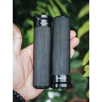 ราคา ใหม่ ปลอกแฮนด์ R CNC ลายสวย เนื้อยางละเอียด ขอบอลูมินเนียมคุณภาพสูง กระชับ ไม่ลื่น ใช้งานดี พร้อมตุ้มปลายแฮนด์ ครบชุด สำหรับ Lambretta Vespa Pocenti (20676741201)